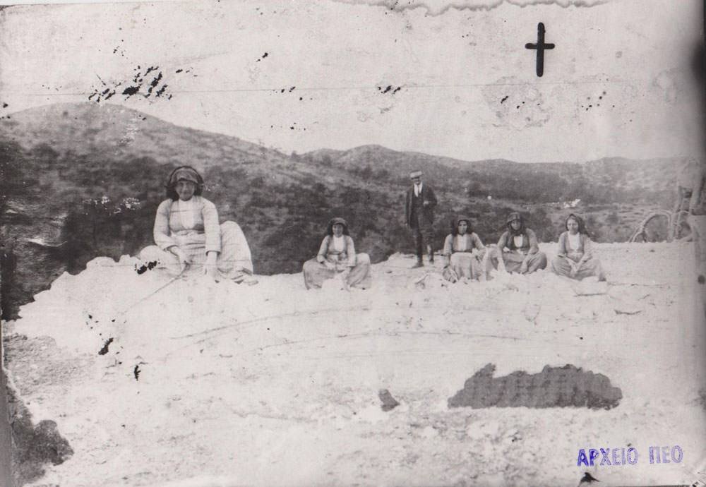1924 yılında bir ustabaşı gözetiminde Akamas taş ocağında çalışan kadınlar.