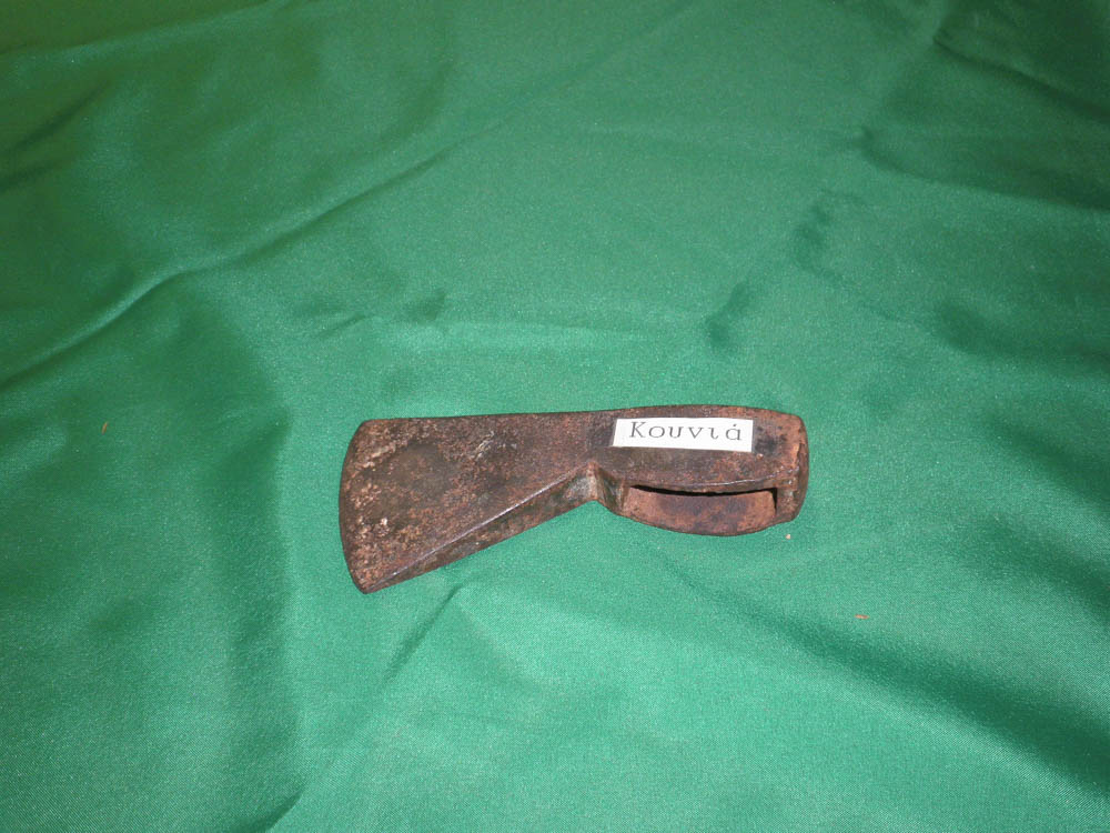 ’Kounia’: Tool used for the cutting of very thick branches.