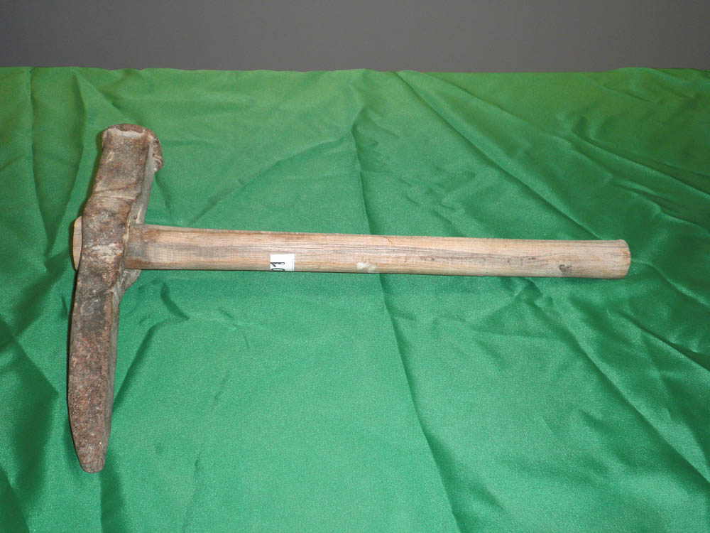 Small ‘Matsa’: A type of mallet used to strike the ‘sfines’ (wedges) to separate the stone from the quarry.