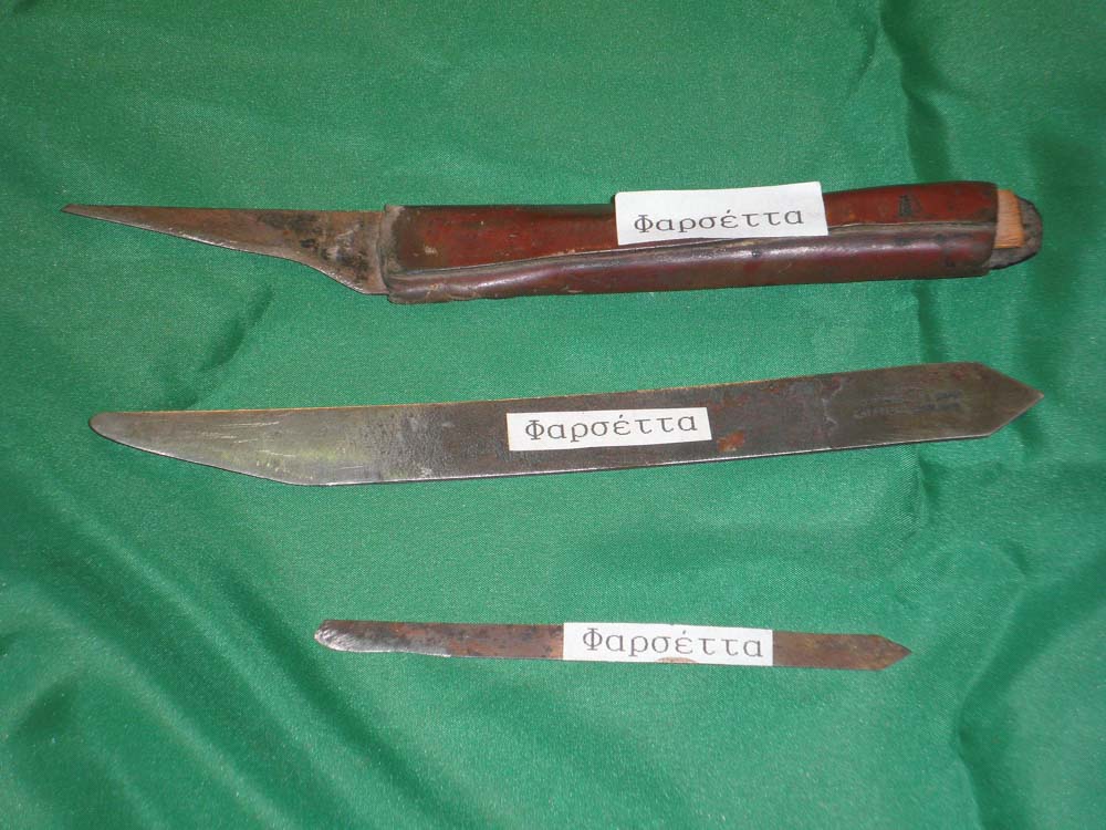 ‘Farsetta’ (Skiving blade): A type of skiving knife used to cut and work the leather and the sole.