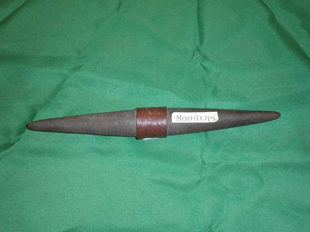 ‘Massatis’: Sıyırma bıçaklarını keskinleştirmek için kullanılan alet.