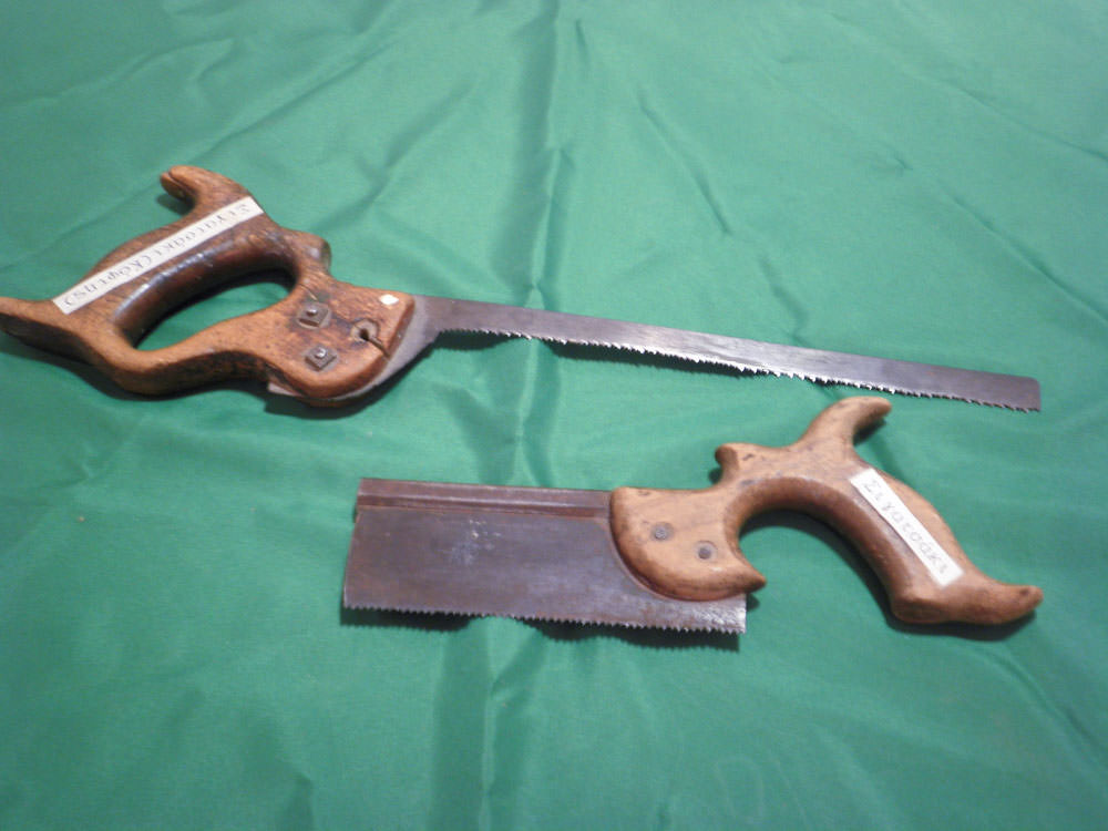 Large and small ‘sigatsa’ (Saw): Used to cut the wood.