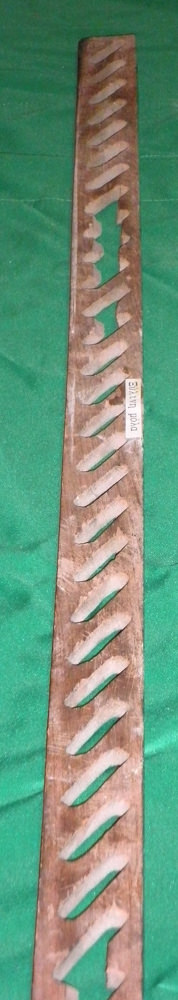 Wooden ‘mola’ (mould): Used to draw leaf patterns on the window.