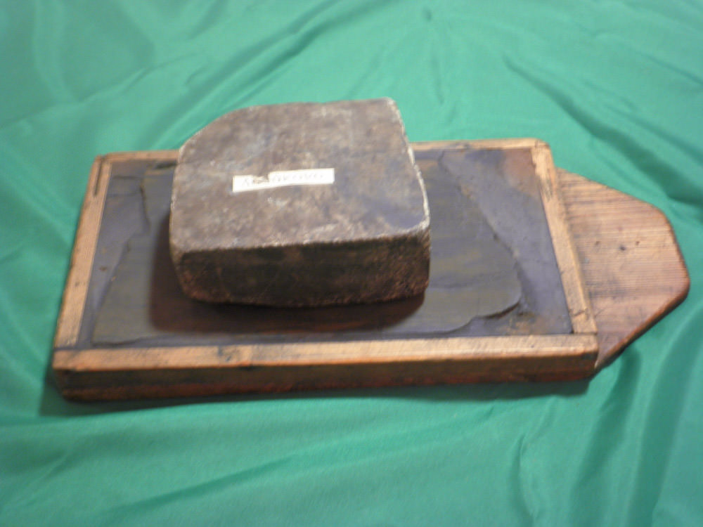 ‘Ladakono’ (Oil grindstone): A grindstone that was covered in oil and used to sharpen the wood-working tools.
