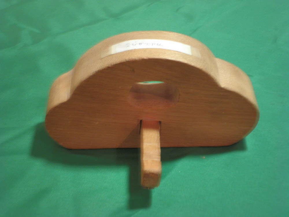 ‘Xistra’ (Kesim eğesi): Tahta için eklemler oluşturmak için daha sert ‘gliftis’lerin (tahta törpü) kullanımı sonrası tahtada açılan olukları düzeltmek için kullanılan bir alet. 
