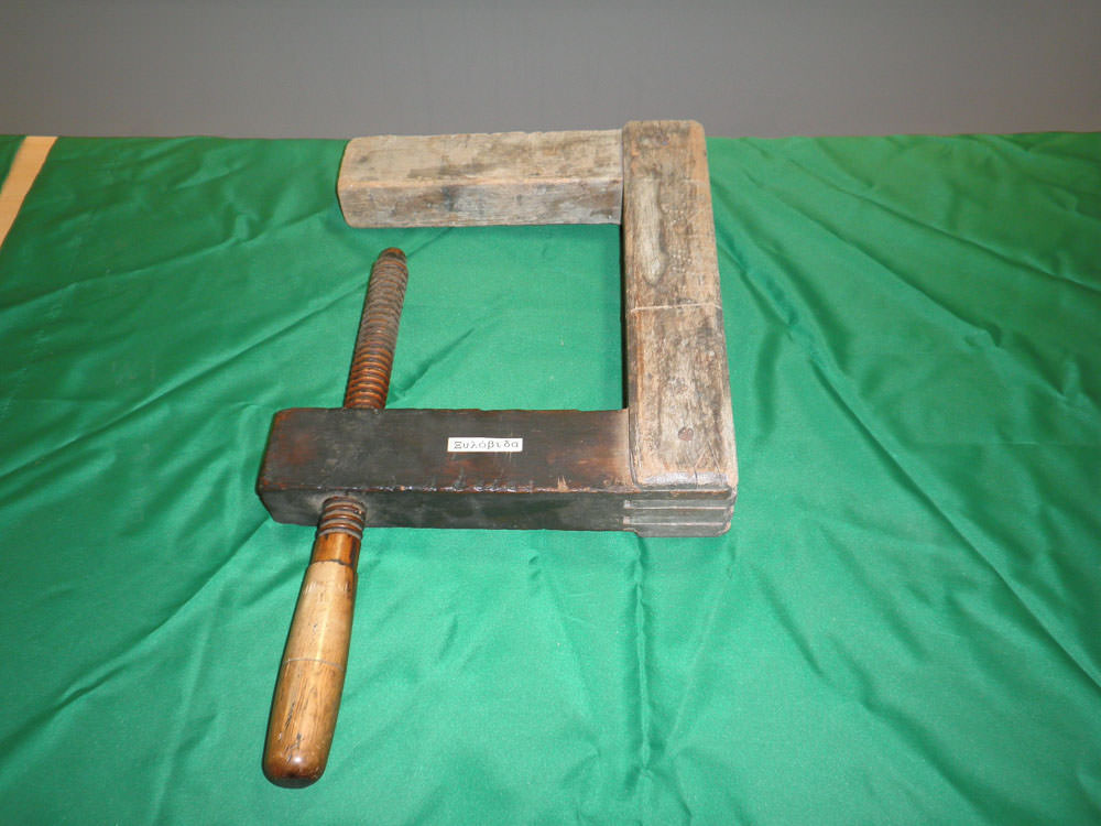 ‘Xilovida’ (Clamp): Used to tighten and hold wood in place.