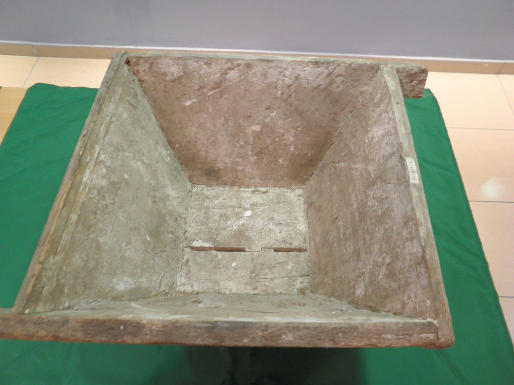 ‘Vourni’ (Trough): A trough at the construction site into which clay was transferred for the builder to use.