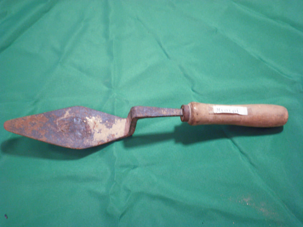 ‘Mistri’ (Trowel): Used by the builder for the placement of clay and plinth during construction.