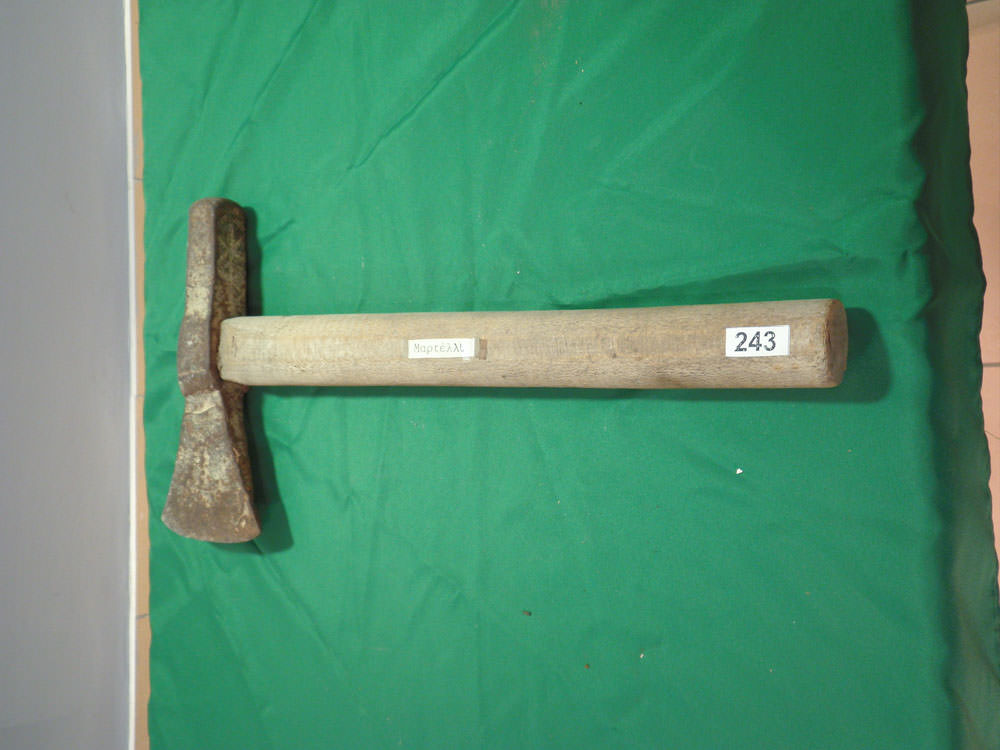 ‘Martelli’ (Hammer): Tool used for the heavy processing of stone in construction.