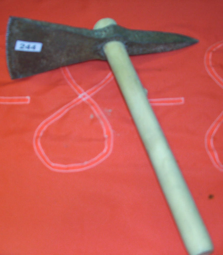 ‘Kouspi’ (Pick): Tool used for the light processing and marking of stones in construction.