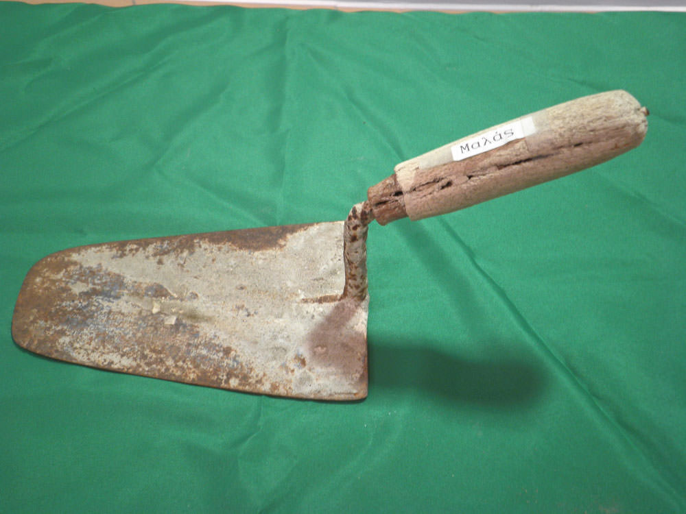 ‘Malas’: A metal trowel used to spread limestone on the wall during plastering.