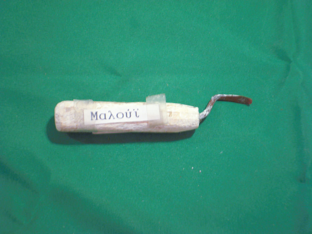 ‘Maloui’: Sıva işlemi ve evlerin iskeleti için kullanılan bir alet.