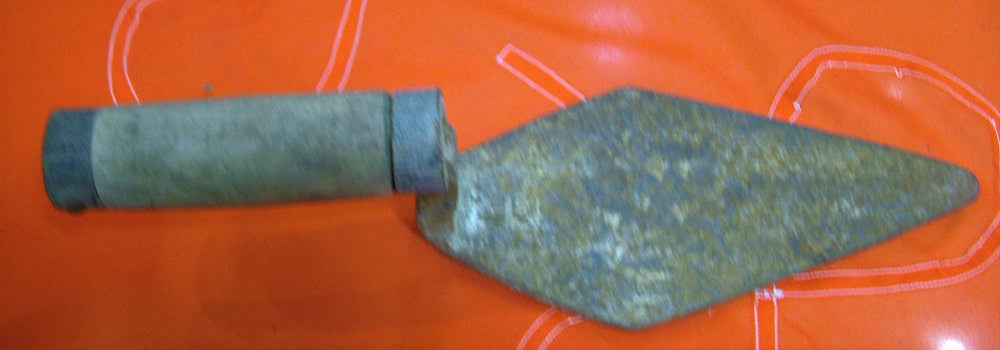 ‘Maloui’: A tool used for the frames of houses and for plastering. 