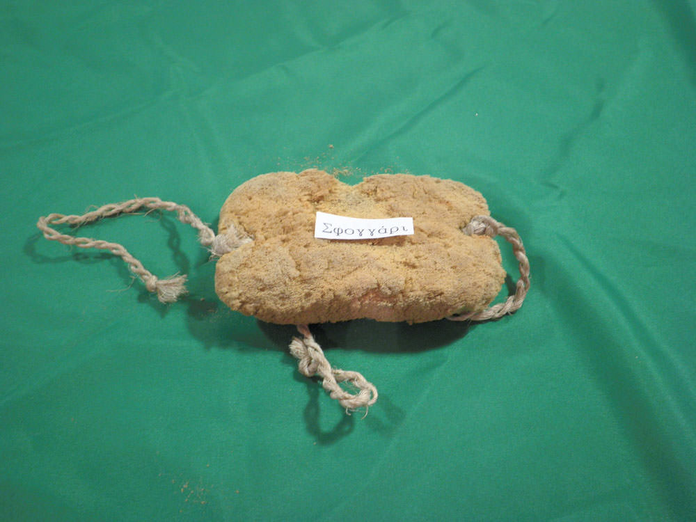 ‘Sfoggari’ (Sponge): After being rinsed with water, it was tied with a thread to the mouth to filter the polluted air being breathed, and to avoid swallowing dirt during work, which could lead to silicosis. 