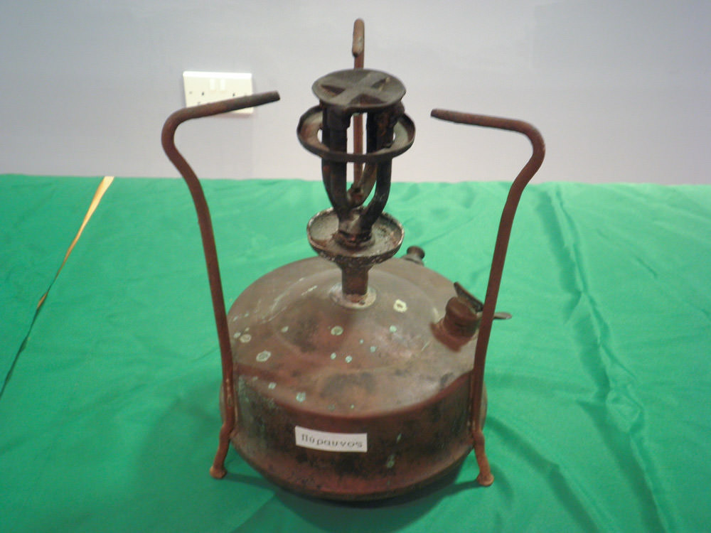 ‘Piravnos’ (Cooking stove): A type of oil-driven cooking stove that was the primary means of cooking for miners’ families, particularly in the 1930s and 1940s.