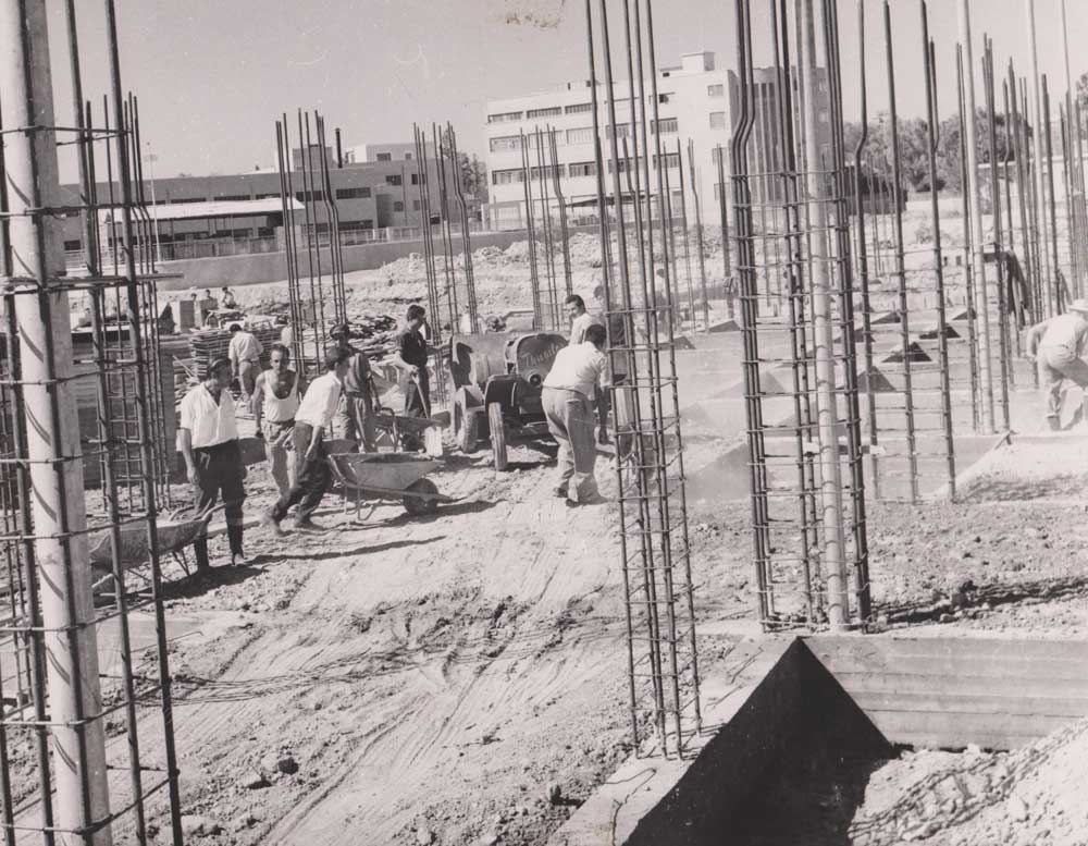 Photograph from the construction of the ΠΕΟ Headquarters by volunteer workers in 1952.