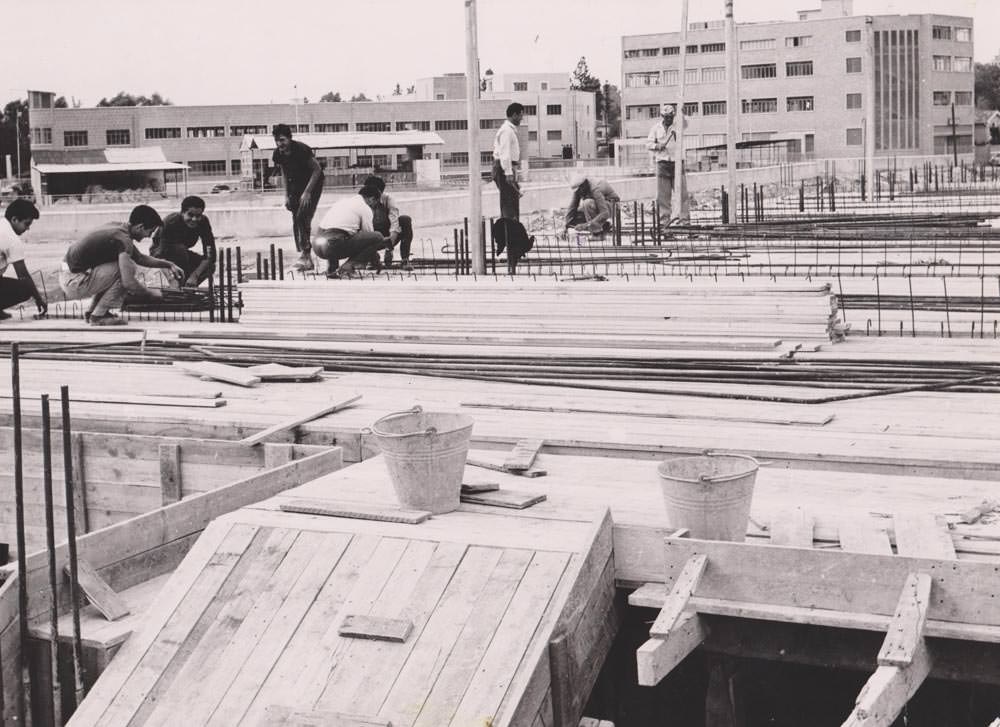 Photograph from the construction of the ΠΕΟ Headquarters by volunteer workers in 1952.